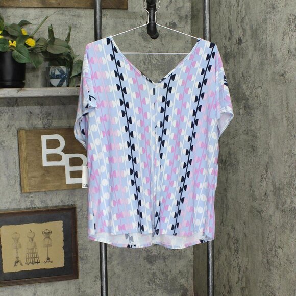 NWT Bar III Womens Plus Size Printed Seamed V-Neck Top 10832262 1X Blue Combo - Picture 3 of 6
